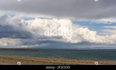 Khyargas Nuur, lago di Khyargas in Mongolia con cielo scuro e nuvole, montagne e steppa. Foto Stock