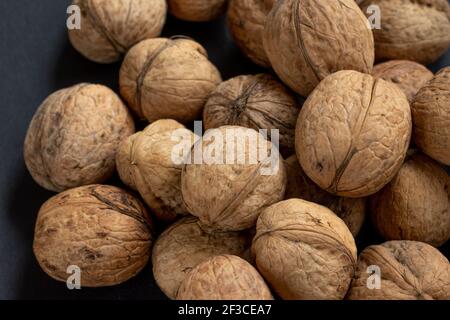 Noce di fondo, mucchio sparso di noci. Primo piano. Foto Stock