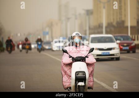 Foto mostra una forte tempesta di sabbia colpisce Lianyungang City, nella provincia di Jiangsu, nella Cina orientale, il 16 marzo 2021. (Foto di /ChinaImages/Sipa USA) Credit: Sipa USA/Alamy Live News Foto Stock