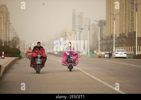 Foto mostra una forte tempesta di sabbia colpisce Lianyungang City, nella provincia di Jiangsu, nella Cina orientale, il 16 marzo 2021. (Foto di /ChinaImages/Sipa USA) Credit: Sipa USA/Alamy Live News Foto Stock