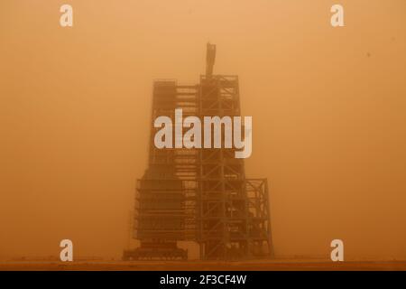 Foto mostra una forte tempesta di sabbia colpisce Jiuquan satellite Launch Center a Jiuquan City, nella provincia di Gansu, nella Cina nord-occidentale, il 15 marzo 2021. (Foto di /ChinaImages/Sipa USA) Foto Stock