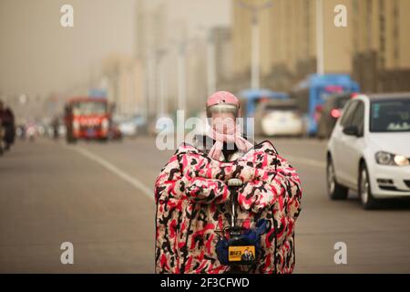 Foto mostra una forte tempesta di sabbia colpisce Lianyungang City, nella provincia di Jiangsu, nella Cina orientale, il 16 marzo 2021. (Foto di /ChinaImages/Sipa USA) Foto Stock