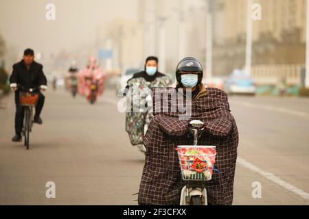 Foto mostra una forte tempesta di sabbia colpisce Lianyungang City, nella provincia di Jiangsu, nella Cina orientale, il 16 marzo 2021. (Foto di /ChinaImages/Sipa USA) Foto Stock