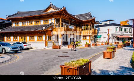 Suwon, Corea del Sud - 14 giugno 2017: Ciclista che corre per strada a Suwon Foto Stock