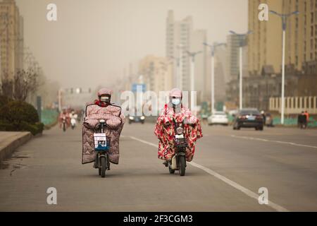 Foto mostra una forte tempesta di sabbia colpisce Lianyungang City, nella provincia di Jiangsu, nella Cina orientale, il 16 marzo 2021. (Foto di /ChinaImages/Sipa USA) Foto Stock