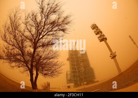 Foto mostra una forte tempesta di sabbia colpisce Jiuquan satellite Launch Center a Jiuquan City, nella provincia di Gansu, nella Cina nord-occidentale, il 15 marzo 2021. (Foto di /ChinaImages/Sipa USA) Foto Stock