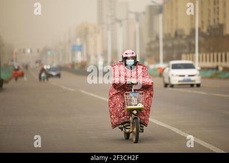 Foto mostra una forte tempesta di sabbia colpisce Lianyungang City, nella provincia di Jiangsu, nella Cina orientale, il 16 marzo 2021. (Foto di /ChinaImages/Sipa USA) Credit: Sipa USA/Alamy Live News Foto Stock