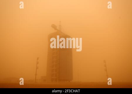 Foto mostra una forte tempesta di sabbia colpisce Jiuquan satellite Launch Center a Jiuquan City, nella provincia di Gansu, nella Cina nord-occidentale, il 15 marzo 2021. (Foto di /ChinaImages/Sipa USA) Foto Stock