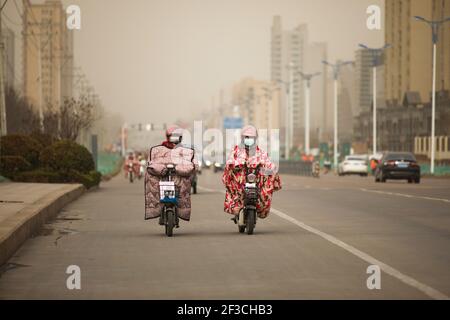 Foto mostra una forte tempesta di sabbia colpisce Lianyungang City, nella provincia di Jiangsu, nella Cina orientale, il 16 marzo 2021. (Foto di /ChinaImages/Sipa USA) Foto Stock