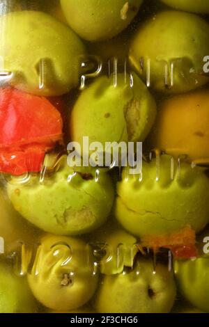Olive spagnole tipiche in vasetto di vetro. Foto Stock