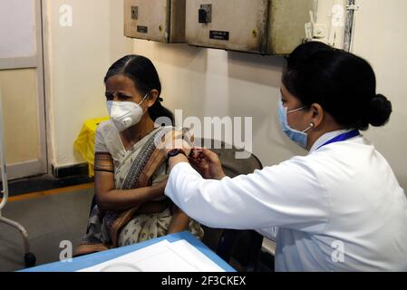 Nuova Delhi, India. 16 Marzo 2021. Una donna riceve un vaccino COVID-19 in un ospedale governativo a Nuova Delhi, India, il 16 marzo 2021. Credit: Parta Sarkar/Xinhua/Alamy Live News Foto Stock