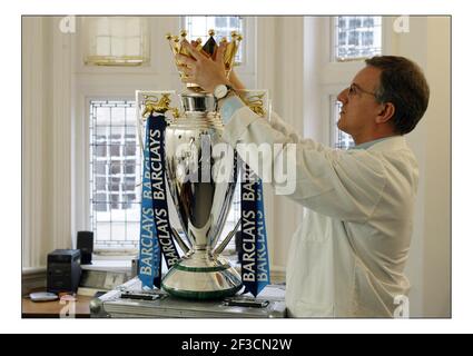 La Coppa di premiership in corso di incisione per l'anno 2005, ad Aspreys sul vecchio Bond st da Philip sale.pic David Sandison 4/5/2005 Foto Stock