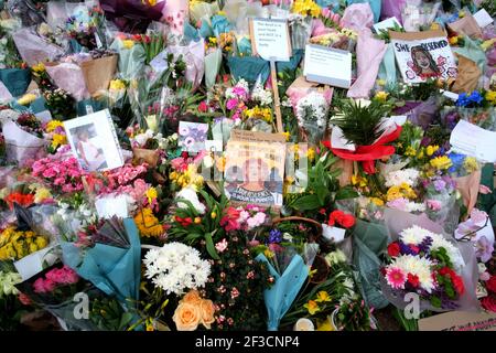 Londra, Regno Unito. 16 marzo 2021. I Mourners collocano i fiori sul banco da banda su Clapham comune dopo l'assassinio di Sarah Everard Credit: david mccairley/Alamy Live News Foto Stock