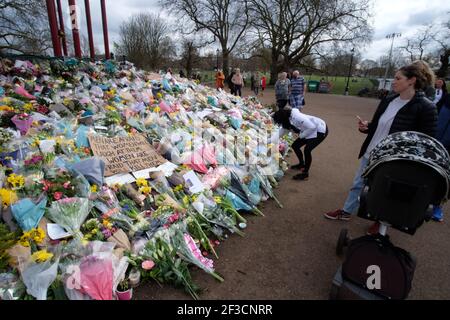 Londra, Regno Unito. 16 marzo 2021. I Mourners collocano i fiori sul banco da banda su Clapham comune dopo l'assassinio di Sarah Everard Credit: david mccairley/Alamy Live News Foto Stock