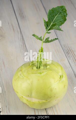 Fresco sano kohlrabi affettato su sfondo di legno Foto Stock