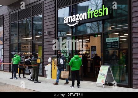 Wembley Park, Londra, Regno Unito. 16 marzo 2021. I residenti di Wembley Park si sono svegliati questa mattina con un nuovo vicino a sorpresa, mentre Amazon Fresh ha aperto su Wembley Park Boulevard. Il secondo del nuovo marchio alimentare privato ‘by Amazon’ apre a Londra, che venderà generi alimentari tra cui carne, pesce, latticini, frutta e verdura e prodotti da forno. Amanda Rose/Alamy Live News Foto Stock