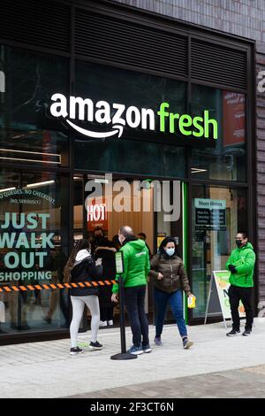 Wembley Park, Londra, Regno Unito. 16 marzo 2021. I residenti di Wembley Park si sono svegliati questa mattina con un nuovo vicino a sorpresa, mentre Amazon Fresh ha aperto su Wembley Park Boulevard. Il secondo del nuovo marchio alimentare privato ‘by Amazon’ apre a Londra, che venderà generi alimentari tra cui carne, pesce, latticini, frutta e verdura e prodotti da forno. Amanda Rose/Alamy Live News Foto Stock