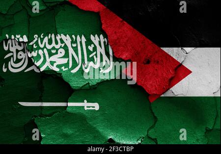 Bandiere dell'Arabia Saudita e della Palestina dipinte su pareti incrinate Foto Stock