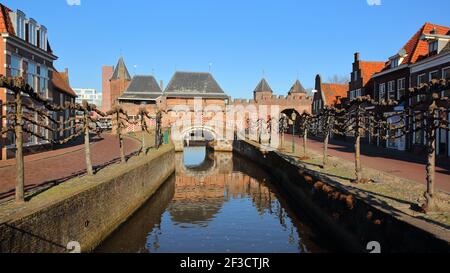 L'impressionante Koppelpoort, un medievale combinato terra e porta d'acqua in Amersfoort, Utrecht, Paesi Bassi Foto Stock