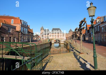 L'impressionante Koppelpoort, un medievale combinato terra e porta d'acqua in Amersfoort, Utrecht, Paesi Bassi Foto Stock