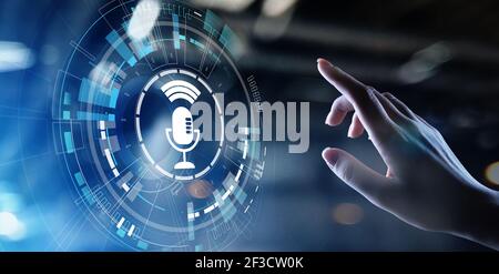 Il riconoscimento vocale di ricerca e controllo il simbolo del microfono su schermo virtuale Foto Stock