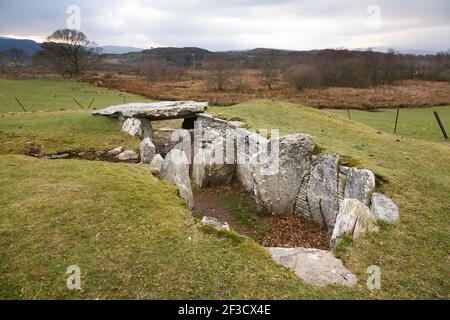 La camera di sepoltura di Capel Garcon, sito di una preistorica Chambered Long Cairn vicino a Betws-y-Coed, Galles, Regno Unito Foto Stock