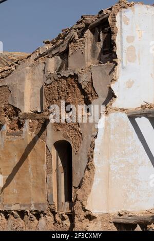 Resti di una casa in rovina, con mura di adobe, nella piccola città di Ambel, nel campo de Borja, Saragozza, Aragona, Spagna. Effetto visibile di de Foto Stock