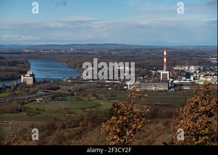 Centrale calorica di Korneuburg vicino al fiume Danubio su un giornata di sole in inverno Foto Stock