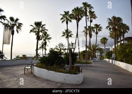 Oceano con rocce e vista sull'isola Foto Stock