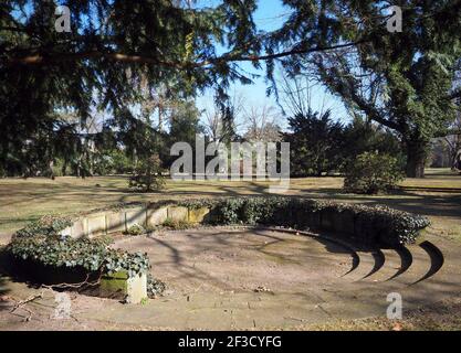 Potsdam, Germania. 03 marzo 2021. Tombe rotonde (anelli di urna) del Cimitero Vecchio. Il cimitero è stato costruito su ordine di Federico Guglielmo II ed è stato aperto nel 1796 ed è uno dei più antichi cimiteri comunali della città. All'inizio degli anni '80, l'area di circa dieci ettari è stata ridisegnata per assomigliare a un parco. Credit: Soeren Stache/dpa-Zentralbild/ZB/dpa/Alamy Live News Foto Stock