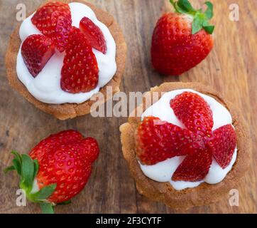 Cestini appena sfornati con panna cagliata e fragole Foto Stock