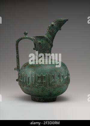 Ewer con la banda calligrafica, Iran, 12 ° secolo. Uno dei primi esempi dello sviluppo del XII secolo dell'intarsio metallurgico. Foto Stock