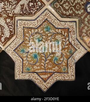 Tile a forma di stella, Iran, XIII-XIV secolo. Waq-waq progettazione di impianti i cui tendini si sviluppano in teste di animali con testo della Shahnama in cui Rustam, uno dei grandi eroi della storia, è impegnato in battaglia. Da un edificio Ilkhanid. Foto Stock