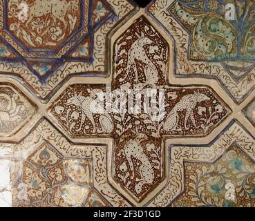 Tile a croce, Iran, 13 ° secolo. Dalle mura di un edificio Ilkhanid. Foto Stock