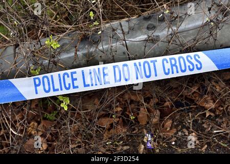 Nastro "Police Line Do Not Cross" in una scena criminale (Maidstone, Kent, UK) Foto Stock