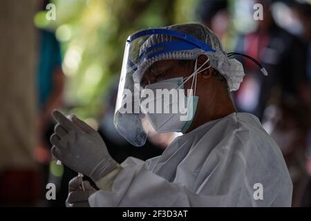 16 marzo 2021, Gianyar, Bali, Indonesia: Una donna vista mentre chiude il viso con la mano durante la vaccinazione. Una vaccinazione di massa del Covid-19 verso i cittadini tenuta nel Grande Palazzo di Ubud, come fase del programma della zona Verde a Bali. Il programma della zona verde coinvolge tre regioni a Bali; Ubud, Sanur e Nusa Dua, sono pronti a preparare un piano di riapertura internazionale del turismo, che rientra nel focolaio. (Immagine di credito: © Dicky Bisinglasi/ZUMA Wire) Foto Stock