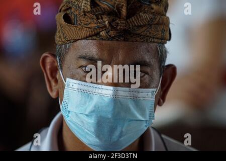 16 marzo 2021, Gianyar, Bali, Indonesia: Un cittadino che indossa una maschera facciale visto in attesa del suo turno di vaccinazione. Una vaccinazione di massa del Covid-19 verso i cittadini tenuta nel Grande Palazzo di Ubud, come fase del programma della zona Verde a Bali. Il programma della zona verde coinvolge tre regioni a Bali; Ubud, Sanur e Nusa Dua, sono pronti a preparare un piano di riapertura internazionale del turismo, che rientra nel focolaio. (Immagine di credito: © Dicky Bisinglasi/ZUMA Wire) Foto Stock