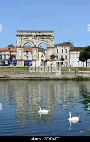 Saintes (Francia centro-occidentale): L'Arco di Germanico, vestigia dell'antichità romana, è stato costruito sulla riva destra del fiume Charente, in Esplanade Foto Stock