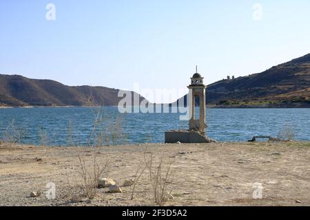 La Chiesa abbandonata di San Nicola presso il bacino idrico di Kouris. Cipro. Foto Stock