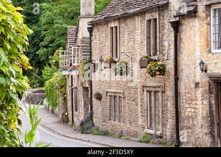 Cottage nel villaggio di Cottswold di Castle Combe, Wiltshire UK Foto Stock