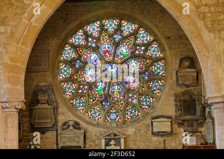 Vetro colorato di alta qualità tardo vittoriano nella rosetta della St Marys Church, Cheltenham, Gloucestershire UK Foto Stock