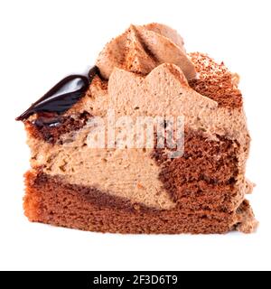 torta al cioccolato dolce al soufflé con panna e cosparsa di cacao polvere isolata su fondo bianco Foto Stock