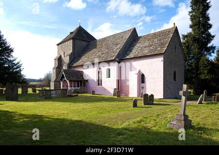 Primavera nella chiesa normanna di St Marys a Kempley, Gloucestershire UK Foto Stock