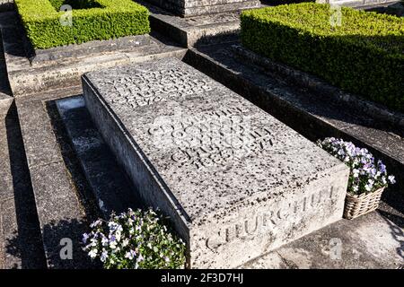 La tomba di Sir Winston Churchill e di sua moglie Clementine nel cimitero della chiesa di St Martins a Bladon, Oxfordshire UK Foto Stock