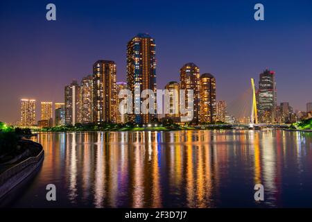 Bella scena serale del fiume Sumida con il famoso e moderno quartiere di Tsukishima Tokyo, Giappone, sfondo dei viaggi Foto Stock