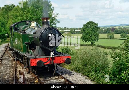 GWR 0-6-2 motore a serbatoio n. 5637 che gira intorno al suo treno sulla Ferrovia del Somerset Est. 27th luglio 2014. Foto Stock