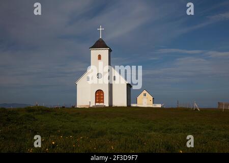 Flateyjarkirkja bianca chiesa luterana con prato è l'unica chiesa sull'isola di Flatey, Islanda Foto Stock