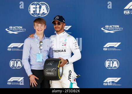 HAMILTON Lewis (gbr), Mercedes AMG F1 Petronas GP W09 Hybrid EQ Power+, con MONGER Billy, pilota britannico che ha corso nella F4 britannica e ha amputato entrambe le gambe dopo un incidente, durante il Campionato del mondo di Formula uno 2018, Gran Premio d'Inghilterra dal 5 all'8 luglio, a Silverstone, Gran Bretagna - Foto Florent Gooden / DPPI Foto Stock