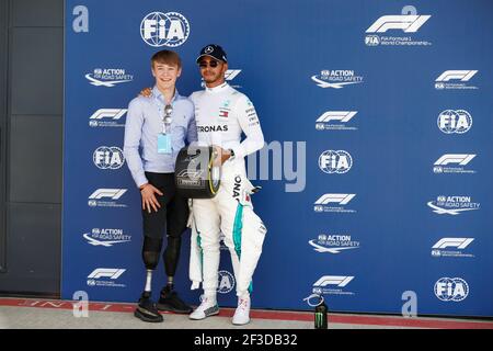 HAMILTON Lewis (gbr), Mercedes AMG F1 Petronas GP W09 Hybrid EQ Power+, con MONGER Billy, pilota britannico che ha corso nella F4 britannica e ha amputato entrambe le gambe dopo un incidente, durante il Campionato del mondo di Formula uno 2018, Gran Premio d'Inghilterra dal 5 all'8 luglio, a Silverstone, Gran Bretagna - Foto Florent Gooden / DPPI Foto Stock