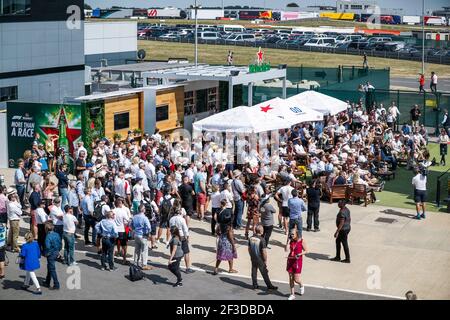 Persone che guardano Inghilterra-Svezia football match nel paddock durante il Campionato del mondo di Formula uno 2018, Gran Premio d'Inghilterra dal 5 all'8 luglio, a Silverstone, Gran Bretagna - Foto Florent Gooden / DPPI Foto Stock